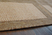 Zblizenie fragmentu dywanu sizalowego. Widoczny charakterystyczny splotprzędzy agawowej