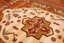 Wełniany dywan w kolorach brązy z wzorem geometrycznym.